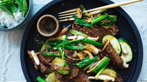 用西葫芦炒牛肉。