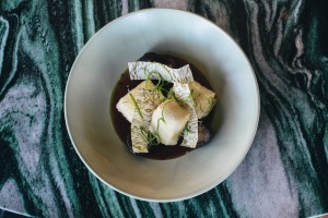 炸豆腐，腌制的shiitake，Bonito，大豆，葱油和芝麻。