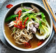中国鸡面条汤用辣椒踢。
