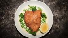 鸡肉cotoletta，豌豆，玻璃窗和柠檬巴马干酪。
