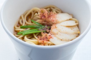 用鲍鱼杯面条。