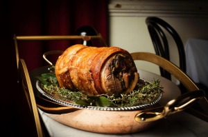 La Rosa的烤金黄平原猪是去骨的，然后卷进porchetta。