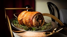 La Rosa的唾液烤金色的金色平原猪被骨头煮沸并卷成Porchetta。
