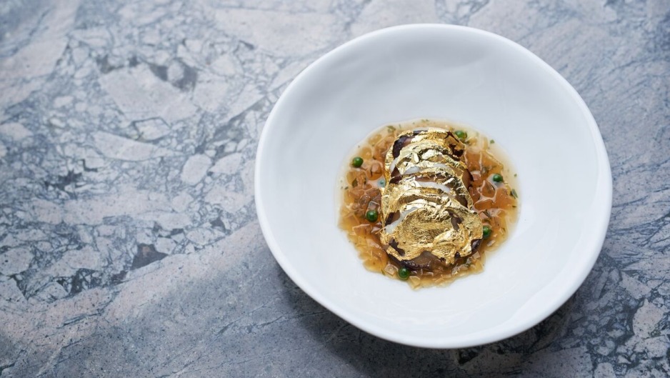 白草在新加坡，由澳大利亚厨师萨姆·艾萨贝特经营，已经进入了米其林指南宇宙。