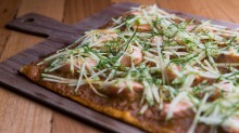 辣三文鱼tarte flambe用苹果和薄菏。