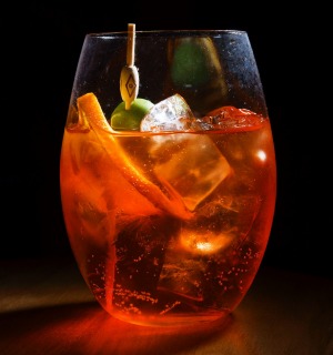 肮脏的aperol spritz。