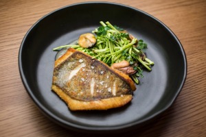 前往菜：烤John Dory，贻贝，Celeriac＆Caper沙拉。
