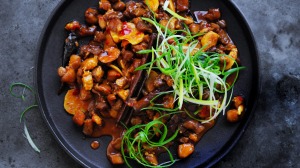 用大蒜和辣椒炖猪肉脖子。