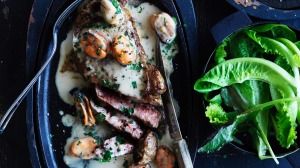 冲浪'n'草皮：牛排配贻贝肉汁。
