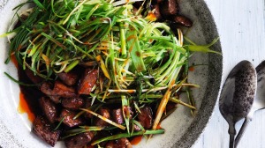 春天炒羊肉与葱葱。