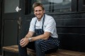 他在洛杉矶的一家米其林星餐厅莫德（Maude）的柯蒂斯·斯通（Curtis Stone）。