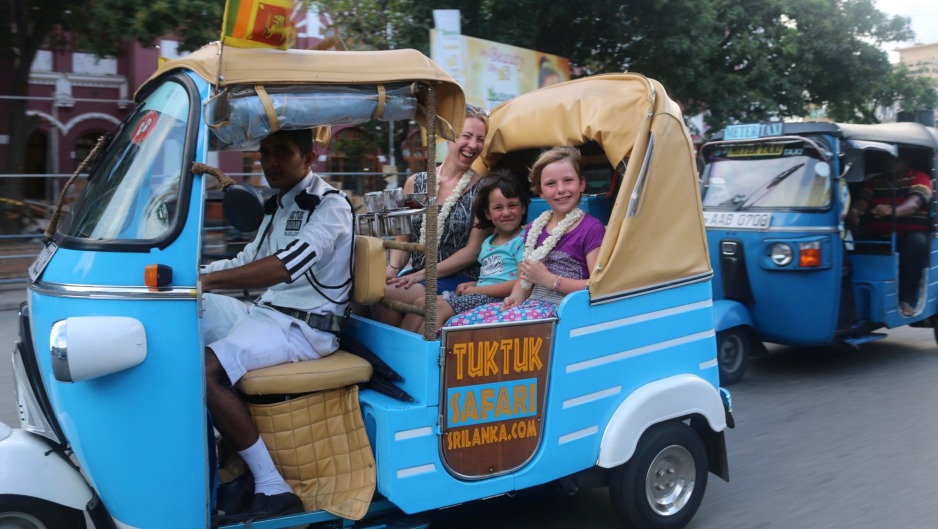 Tuk-Tuk三轮车编织进出交通到通行的烹饪斑点。
