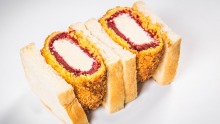 Kamikaze Katsu Sandwich配炸豆芽石灰冰淇淋涂在红色天鹅绒蛋糕和潘库面包屑夹在......