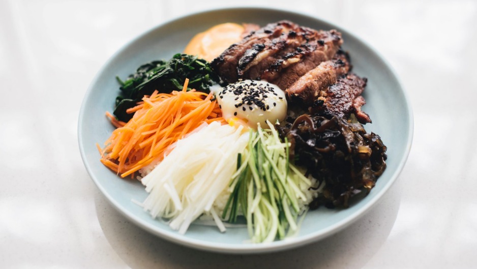 牛肉短肋骨Bibimbap  - 加尔比短肋骨，米饭，混合蔬菜，韩国泡菜，荷包蛋。
