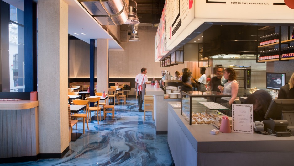 Pezzo Restaurant在Flinders Lane提供一个漫长的涡旋场。