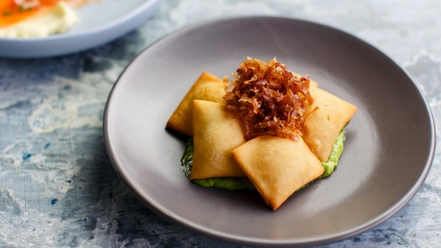 与酥脆熏熏熏火腿和莎莎佛得多梅奥的Gnocco Fritto。