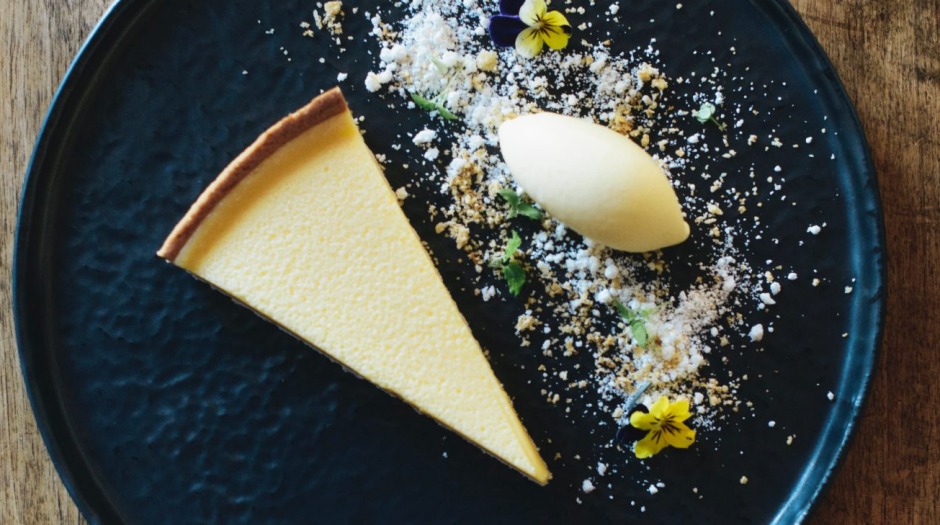 Pialligo Estate Farmhouse的柠檬酸和柠檬凝乳冰淇淋Quenelle。