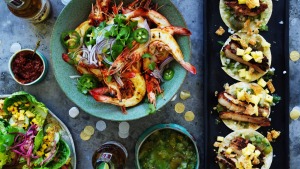 Camarones Borrachos（中心），炸玉米饼牧师（右）和烧烤玉米沙拉。