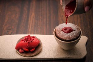 Valrhona souffle用覆盆子冰糕。