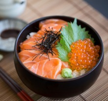 鲑鱼Oyakodon（鲑鱼和烤饭碗）。