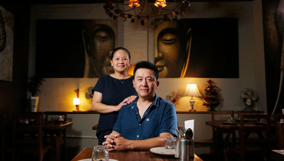 家族拥有的Khao San Road设有开放式厨房，因此顾客可以看到食物得到的护理。
