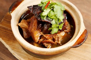 粘土锅中的猪肉霍克从头开始制作。