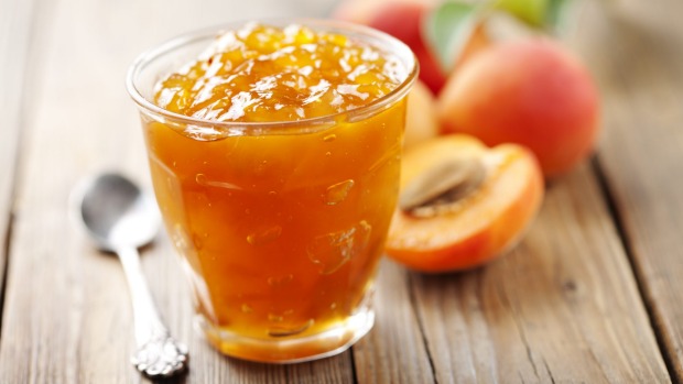 小心不要在杏果酱中使用太多内核。