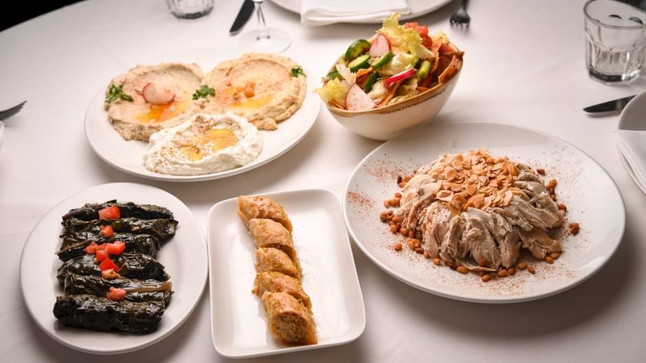 宴会菜肴顺时针从左上角:混合蘸料，脂肪沙拉，鸡肉和米饭顶部的杏仁，果仁蜜饼和…