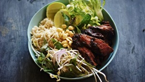 黑胡椒和卡菲尔酸橙牛肉碗椰子米饭和沙拉。