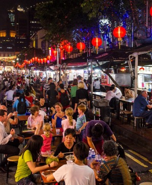 唐人街美食街是一条改建的露天美食街，有24个摊档和6家店屋餐厅。wwwyabo2018尝试Katong……