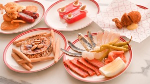 酒吧Tini的零食（从左上方顺时针顺时针）：香肠，鸡蛋，土豆；压缩西瓜，莫哈马，杏仁；半鹌鹑;一个 ...