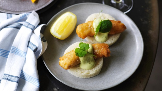 炒扁豆三明治用豌豆和薄荷的梅奥在Chiswick。