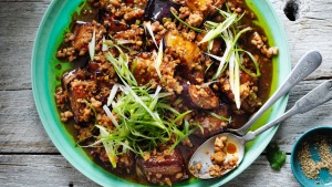 炒猪肉和茄子。