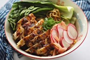 这种味增鸡肉拉面可以是湿的，也可以是干的(不含肉汤)。