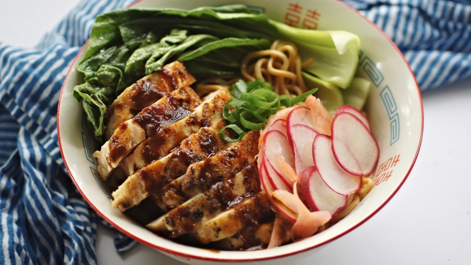 这种味增鸡肉拉面可以是湿的，也可以是干的(不含肉汤)。