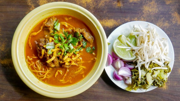 Khao Soi咖喱汤与鸡，一个受欢迎的泰国菜。