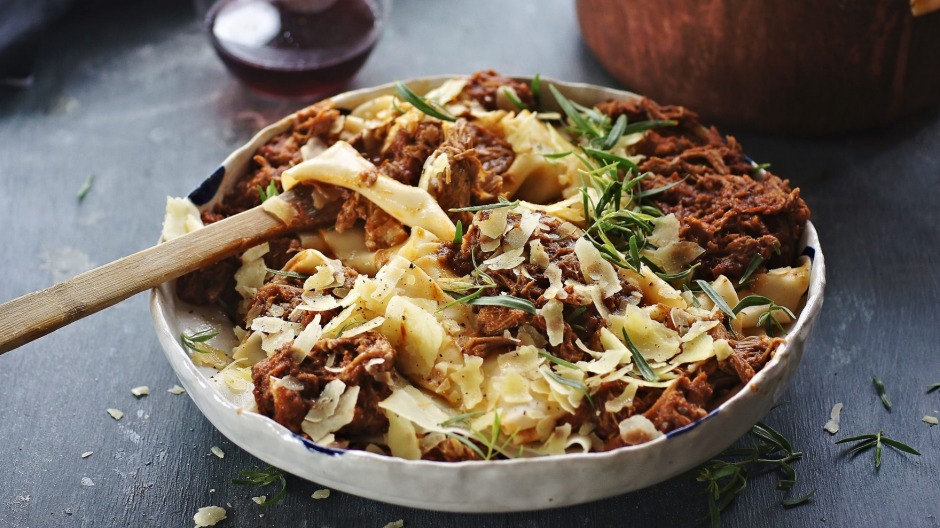 将剩余的羊肉烤成ragu。