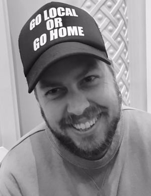 荷兰出生的厨师伊尔克·普拉斯梅杰(Eelke Plasmeijer)，是巴厘岛“土食”餐厅(Locavore)的主厨。