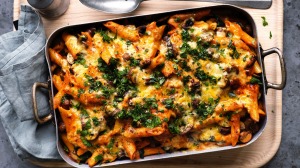 这款Stroganoff-Inspired Pasta Bake跳过牛肉。