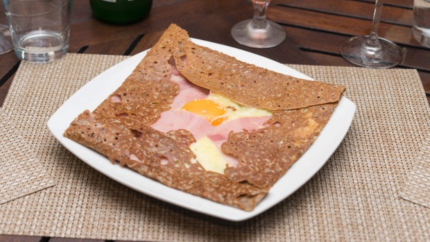 诺美阿，罗杰·拉罗克步道上的法式沙拉。