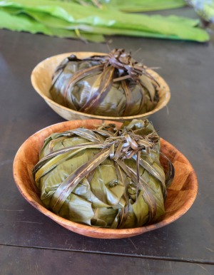 Bougna，富含蛋白质的香蕉叶包裹，根类蔬菜，香蕉和椰奶。