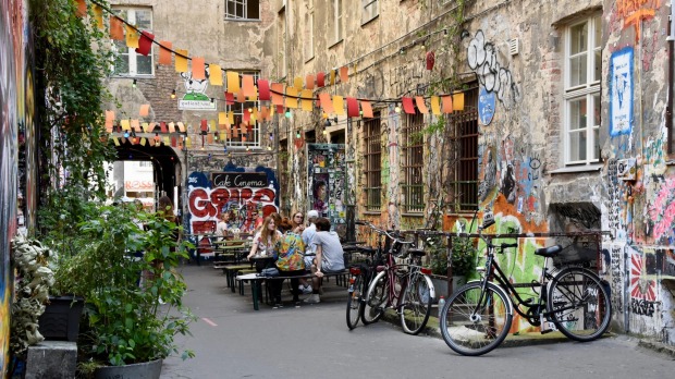 Hackesche Hofe是一个艺术Nouveau建筑络合物，返回1906年，是柏林的主要会议之一。