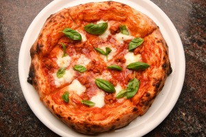romantica pizza配帕萨塔（Pastata），菲奥·迪特（Fior di Latte）和罗勒（Basil）和可选的'nduja。