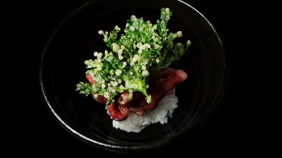 木炭烤David Blackmore Wagyu;寿司米，Shungiku tempura在棕褐色。