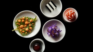 从左起顺时针:天妇罗和烟熏虾;蛋清豆腐和烟熏茄子汤;saikou三文鱼……