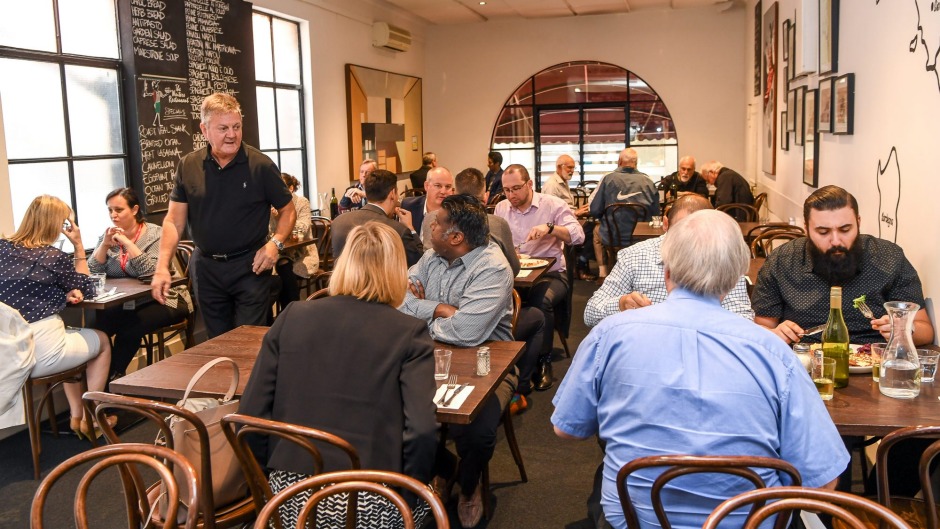 丹尼斯·萨巴迪尼（Denis Sabbadini）（站立）是服务员餐厅的第二代老板。