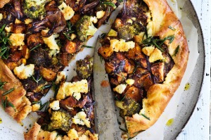 Helen Goh的烤胡桃，Romanesco和Feta Galette。