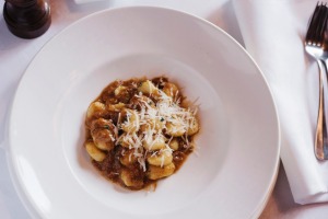 gnocchi与百里香和羊肉ragu。