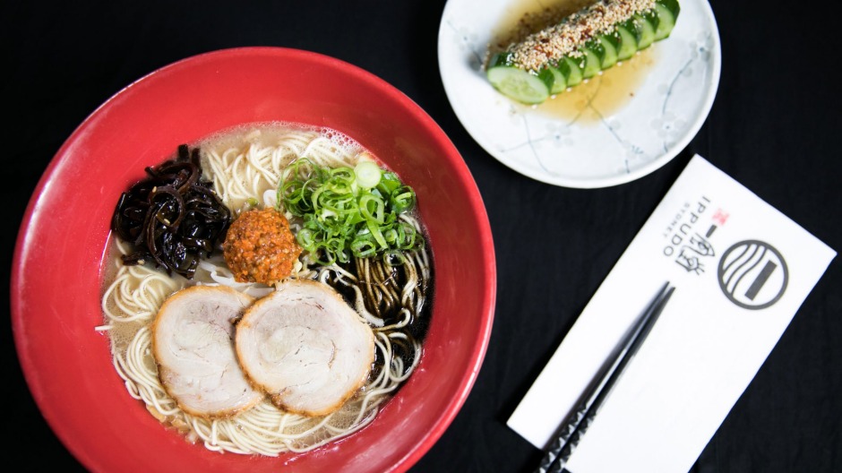 Ippudo著名的Shiromaru Motoaji（拉面）和Spicy Goma Q（Cucumber Dish）。