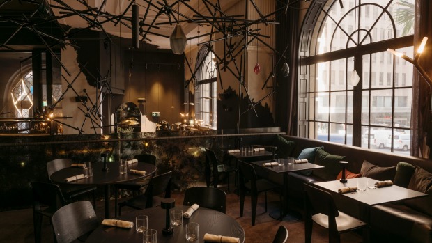 Bentley Restaurant and Bar已重新开放，外观和菜单都重新开放。